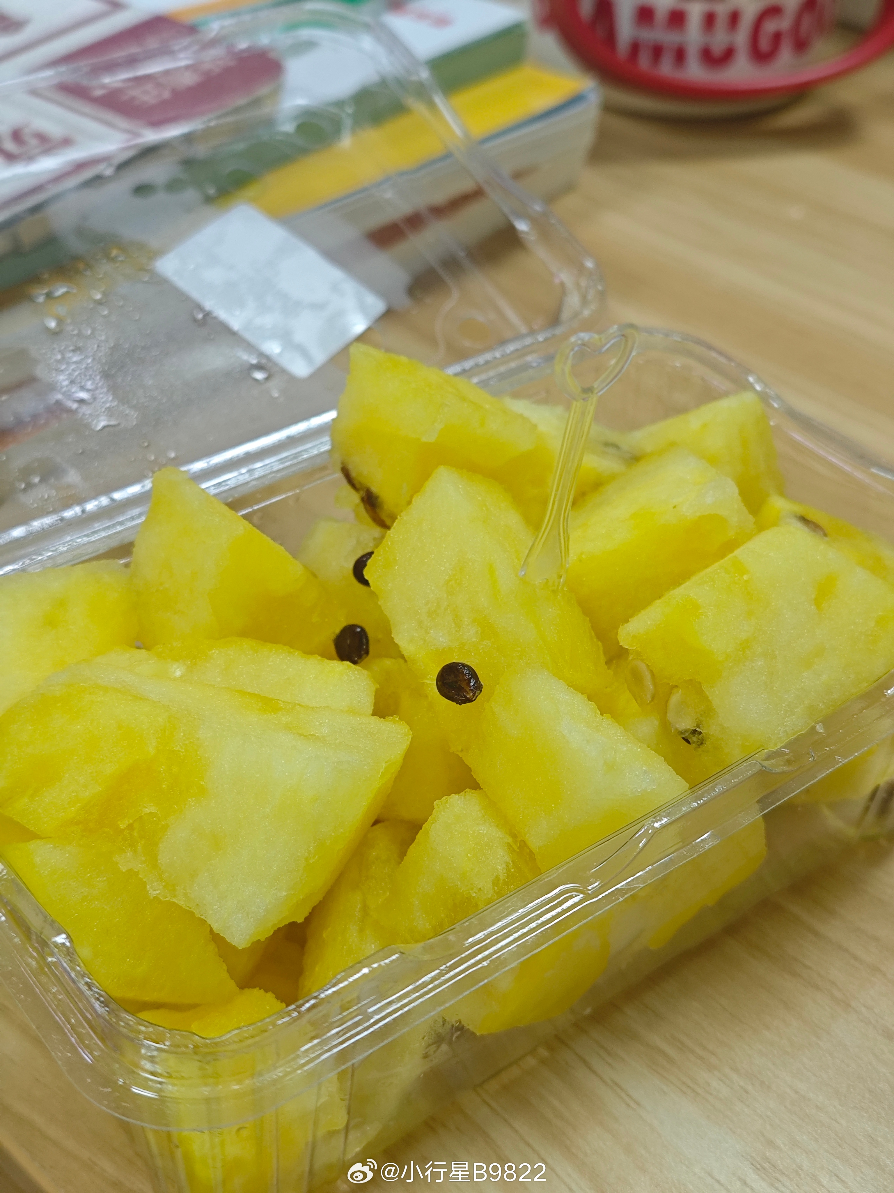 买了黄色的西瓜吃了一小块超好吃的我马上说:留一点给你爸吃跳跳吃一口还没来得及接上