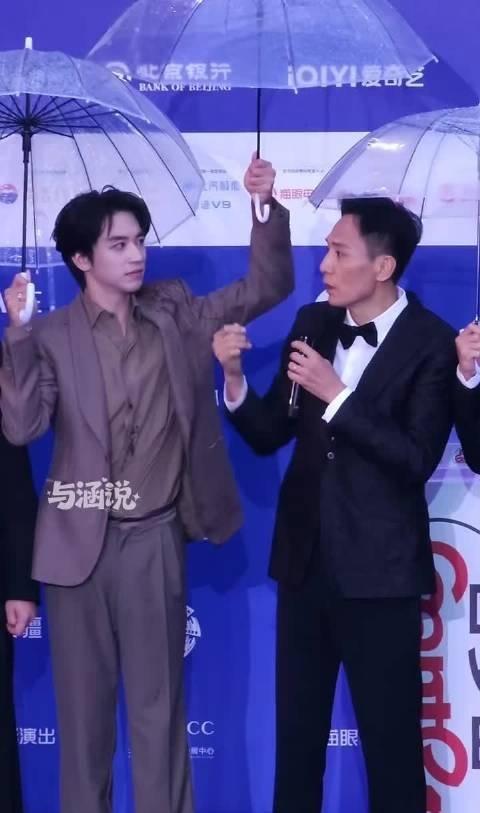 笑不活了！许魏洲内心os：撑完你的撑你的。昨天北影节红毯，许魏洲给李晨刘烨撑伞忙