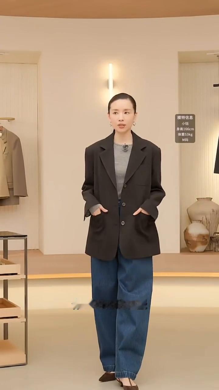 这款黑色西装跟之前像edson的衣服会不太一样，是做的比较宽松。其实主理人也是在