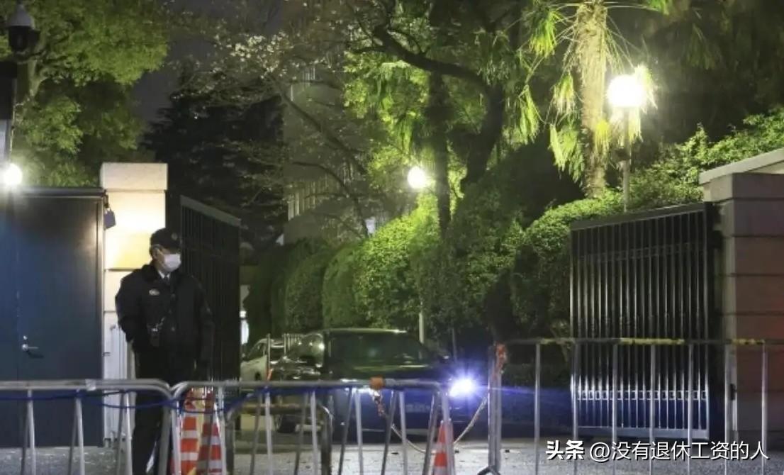 那个3月24日，携刀翻墙闯入中国驻日大便馆的男子，身份已经查明了。

23岁，三