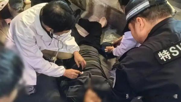 3分钟生命通道里的双向奔赴

5月3日，湖北荆州沙市区一音乐节现场聚集约2万人，