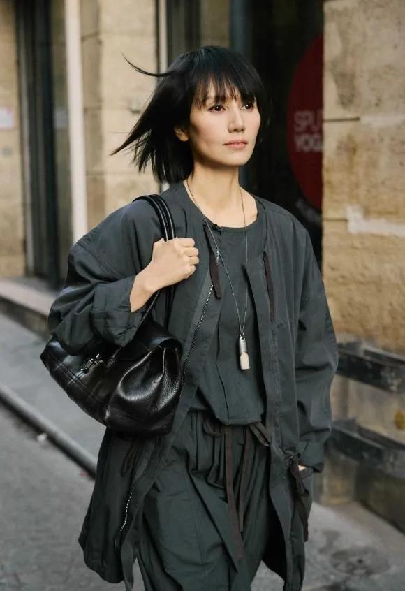 被袁泉的松弛感美到骨子里了！✨
48岁的“袁泉”真的太会穿！一身炭灰色宽松外套搭