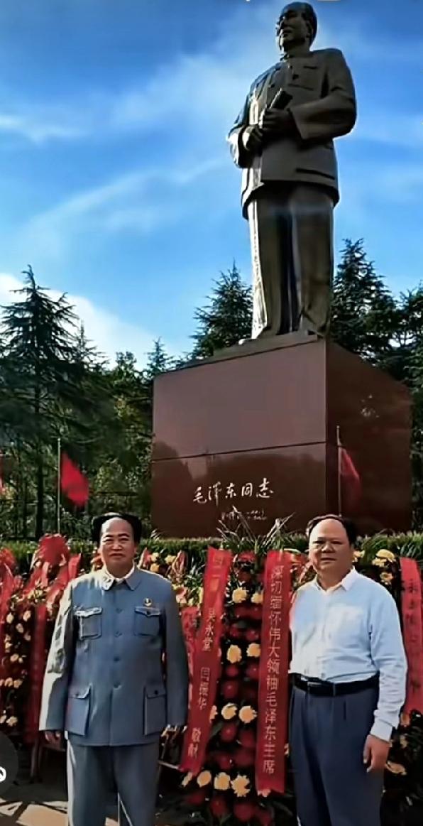 这是两个扮演“伟人”的特型演员。他们来到毛主席铜像广场，肃立在铜像两侧，面向观众