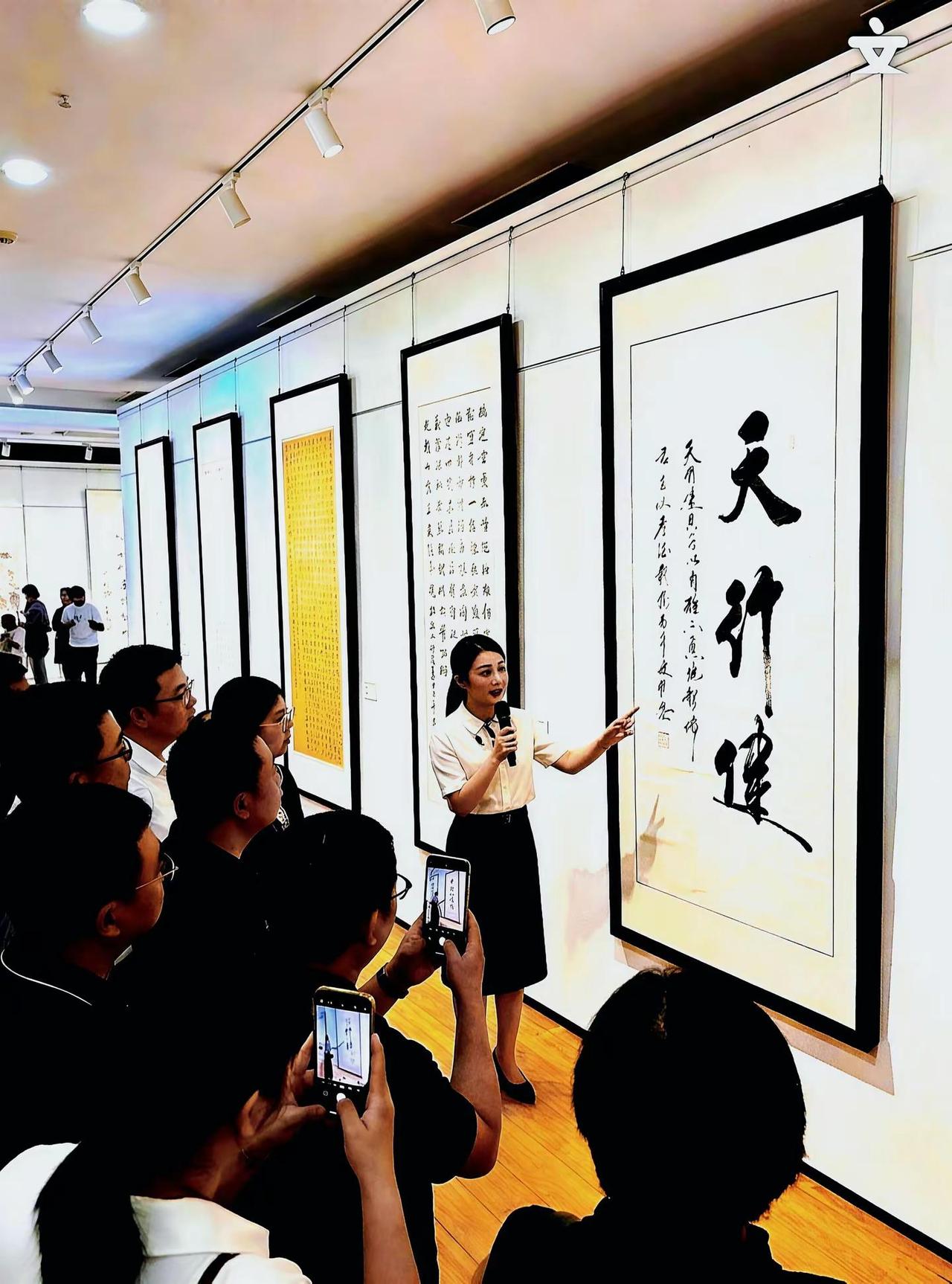 书法是文化自信重要来源 书法是中国人独有的文化自信 文化在笔尖发光 书法展现场