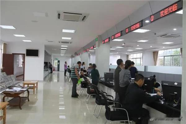 我爸今年60岁，已经交了整整20年的养老金。今天我陪他去社保局办理退休手续，本以