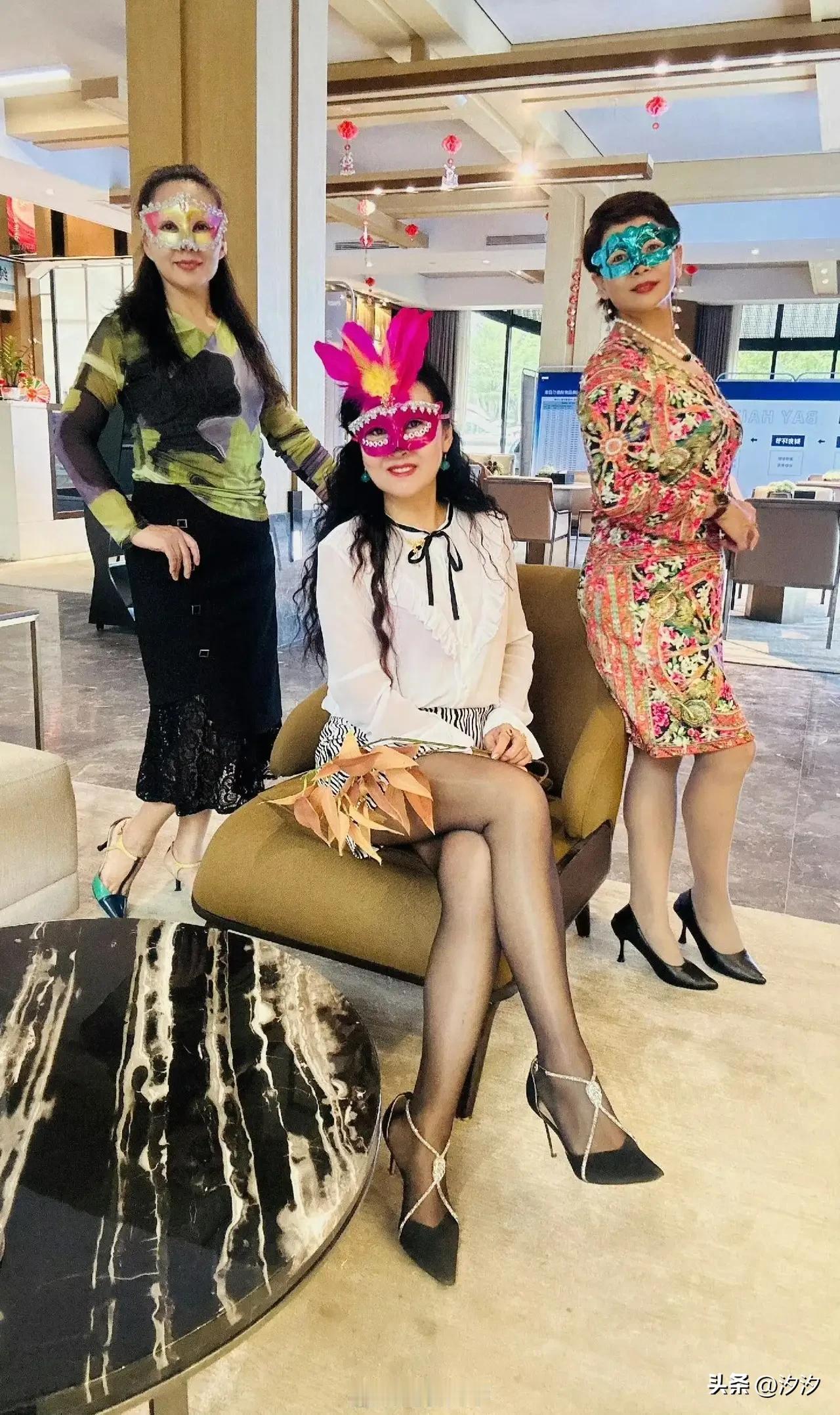 老阿姨们觉得这很时髦？

许多有好工作的老阿姨们都退休了，她们身体倍儿棒，拿着高