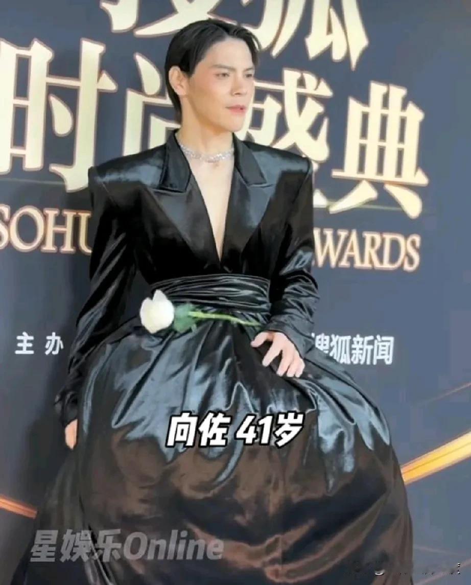 这小伙子真爷们呀！不过他就这样出来他妈不管管吗？
以他的家庭背景和教育环境，结果