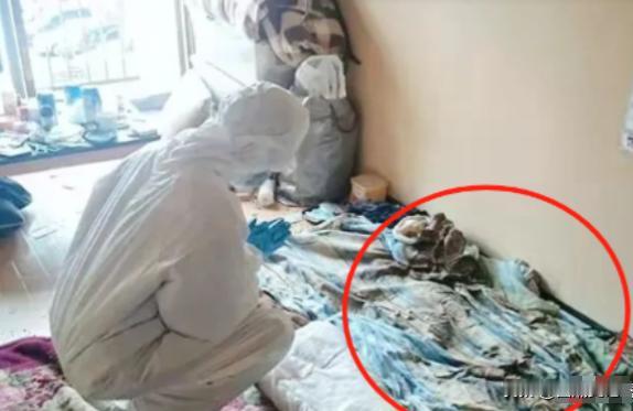 死了都没人收尸！四川一男子在家中去世，尸臭味道飘散整个小区，大半年才被发现！开锁
