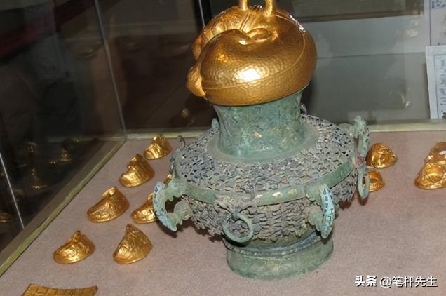 1982年，江苏一农民挖沟时，发现河床底下多了一个绿铜壶，往里一瞧，壶里竟装着3