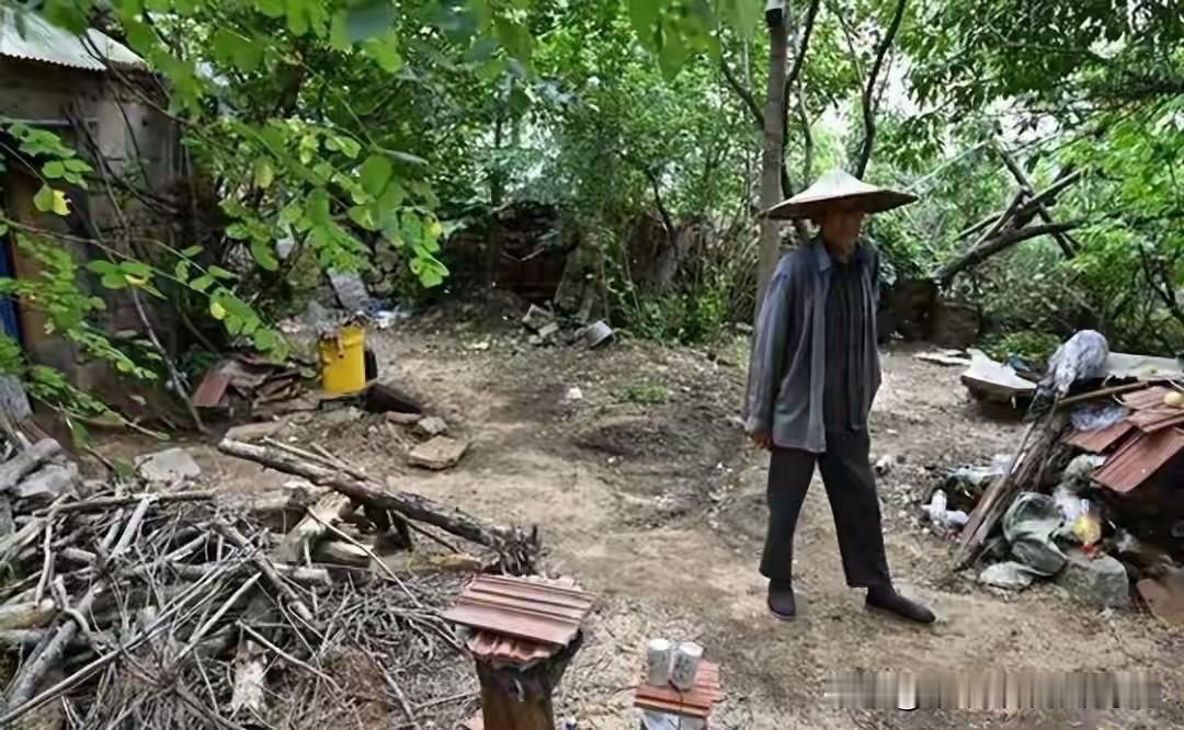 胆子真大！2021年初春，辽宁抚顺，天还冷得刺骨。

村边最偏的一个独院里，住着