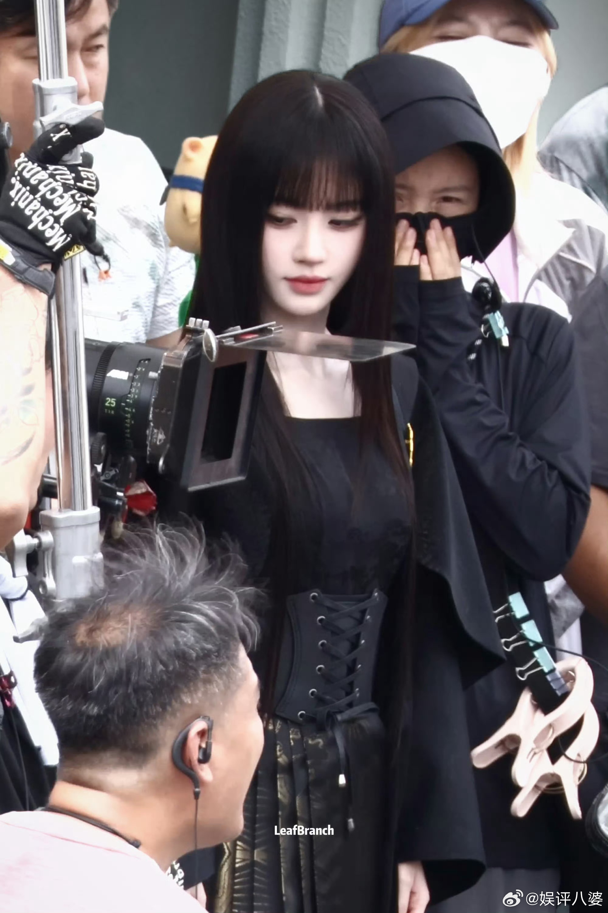 少女暴君苏绿夏新鲜片场图，黑长直造型辨识度很高，一身黑衣自带疏离气场，期待这个角