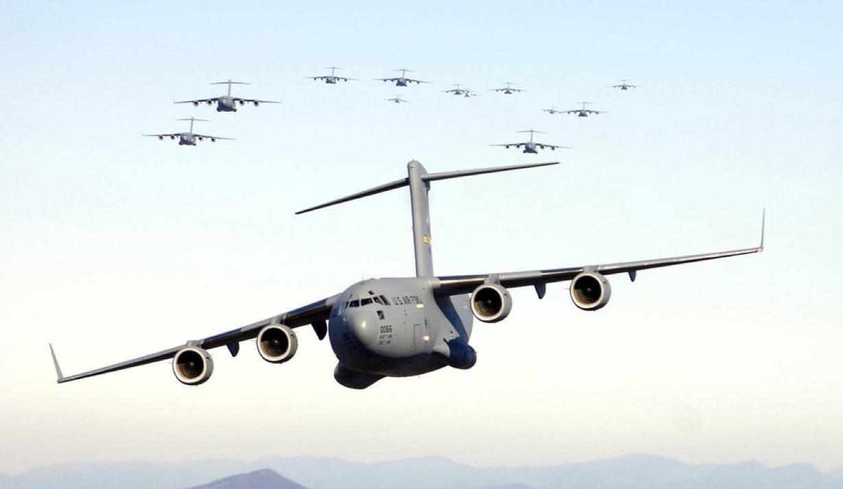 预计未来 12 小时内，约有 10 架美国空军 C-17 运输机将抵达英国费尔福