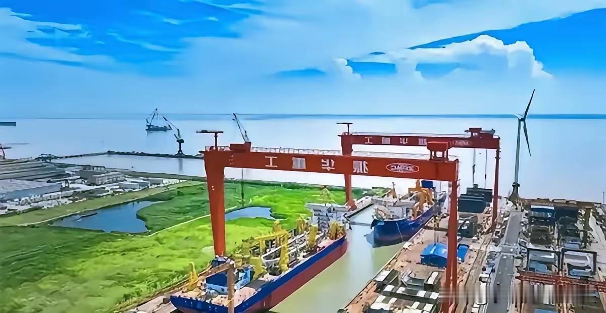 中国突然宣布了。
在东海，我国自主研制的两艘35000立方米超大型耙吸挖泥船“通