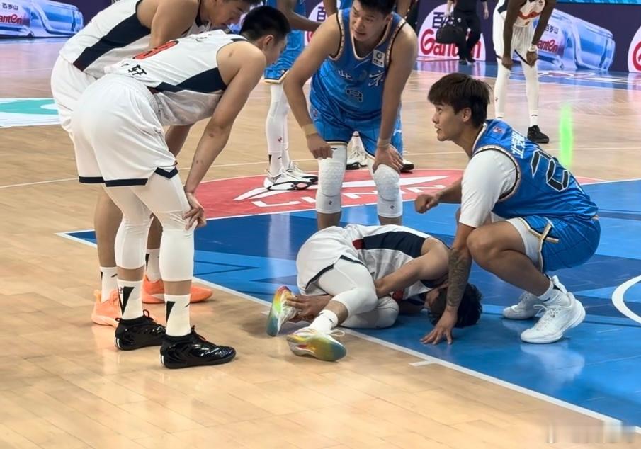 徐杰受伤这下麻烦了！这场输北京基本板上钉钉了，关键是之后的比赛，没徐杰没法搞啊，