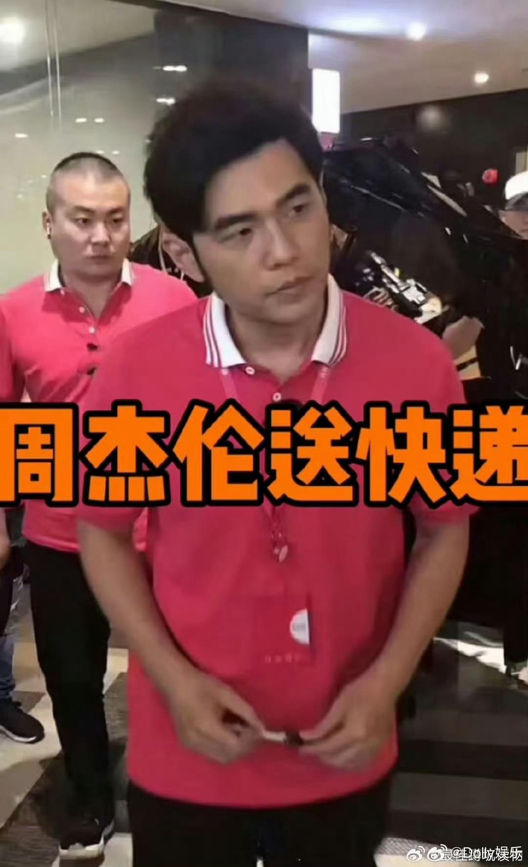 我愿称这为快递员圈颜值天花板头盔都遮不住他的帅气，粉粉的装饰超可爱，明明是五旬大
