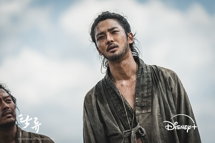 金路云[超话]辛叡恩[超话]朴栖含[超话] 主演Disney+新剧浊流之争 公开