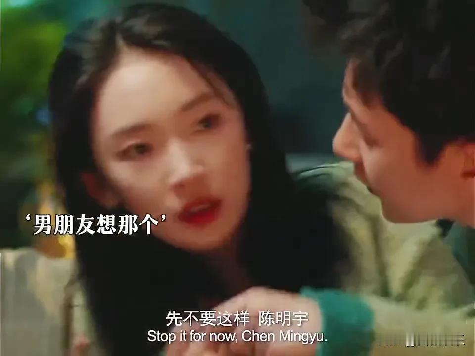 这张图片详细描述如下：

2. 人物互动：图片中展示了一对男女，他们之间的距离很