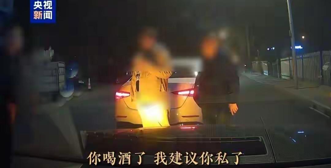 就剐蹭了一下，居然要我赔10万？”；贵州一女子今年26次参加抓猪比赛，抓22头猪