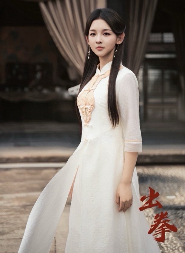 我也好想演英雄救美的剧情 窝在沙发里刷短剧，看到男主踹开那扇门的瞬间，脚底板突然