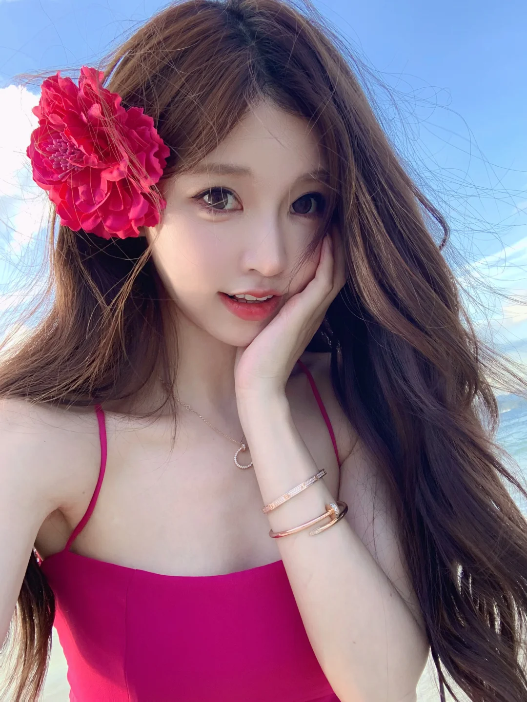 终于穿我最爱的玫红去海边了💗