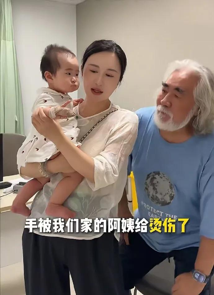 张纪中幼女意外烫伤引关注，杜星霖深夜急送医含泪求诊
7月3日晚，张纪中妻子杜星霖