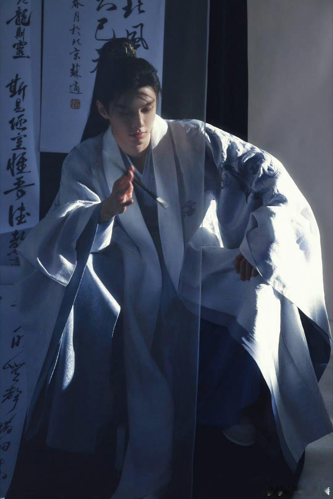 低估了何与小单眼皮的演技何与我很好哄啊被何与这段戏狠狠戳中含泪垂眸，单眼皮藏尽万