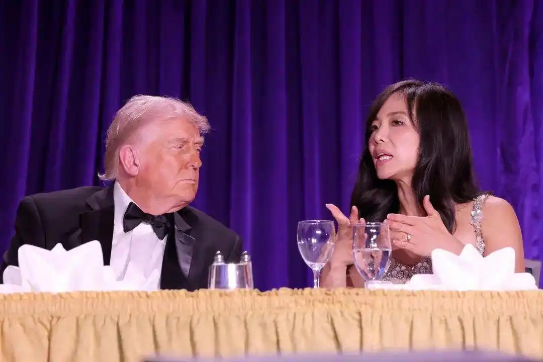 万万没想到！

白宫晚宴枪击案细节曝光，特朗普身边坐着的华裔女记者，竟是曾逼他愤