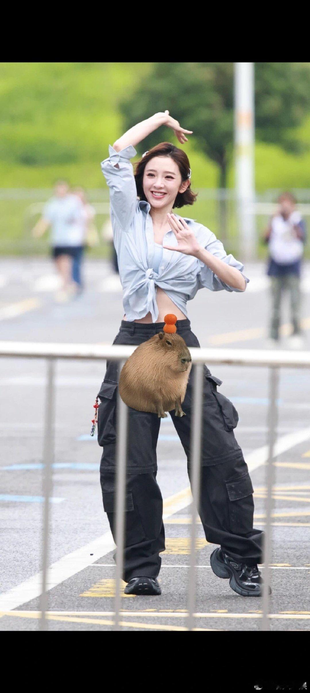 唐艺昕在大街上跳舞饭撒 城市街头限定舞蹈福利，笑容和舞步一样让人沦陷 