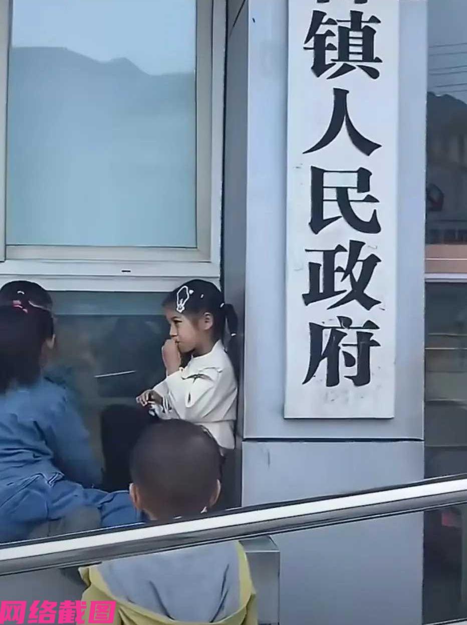 四川雅安有一群小孩，随意坐在镇政府的门前玩耍，看到孩子们天真模样，丝毫没有在意，