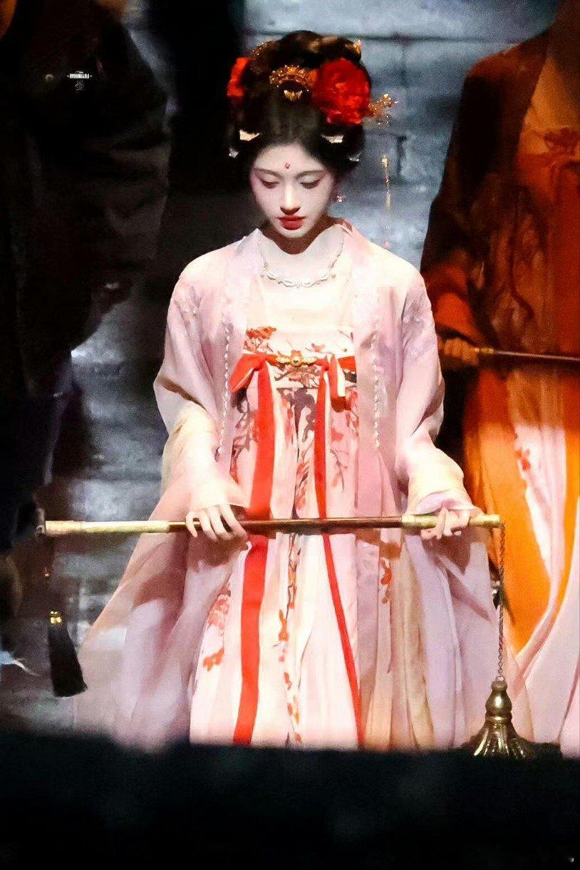 攻玉女主和鞠婧祎撞造型鹤南和鞠婧祎撞造型了！鹤南鞠婧祎撞造型