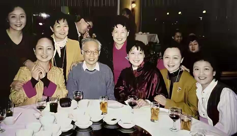 90 年代，一众老艺术家在一起的聚会，你认识几个呢？认识三位以上的，绝对是高手中