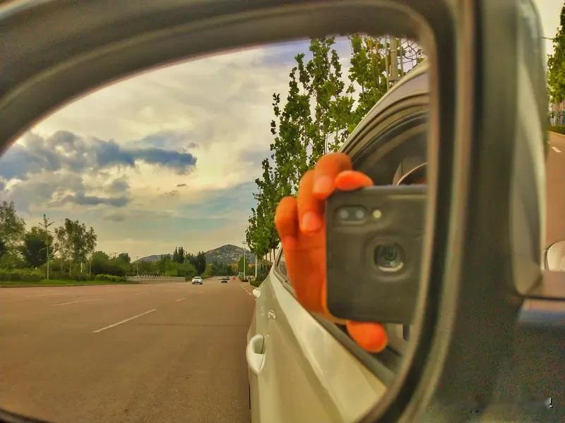 我手机里最美的随手拍，是在苏州拍到的。
那次去苏州游玩，大街小巷里藏着数不清的美