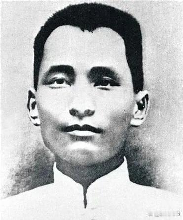 1922年3月21日，广州黄沙火车站，午后时分，站台上人来人往。

邓铿刚从香港