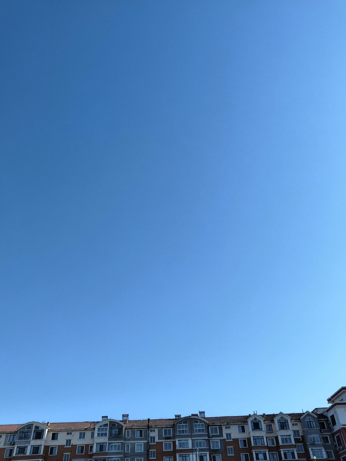 晴空万里，蓝天白云下的现代建筑，尽显都市风情。