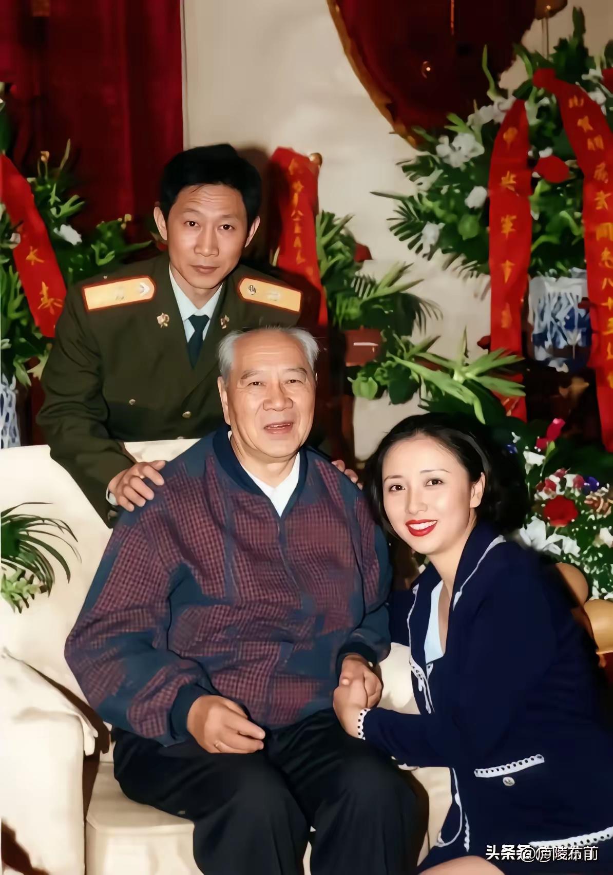 这张照片拍摄于1999年的老照片，这是福建我岩籍的开国上将与儿子和儿媳一起的合影