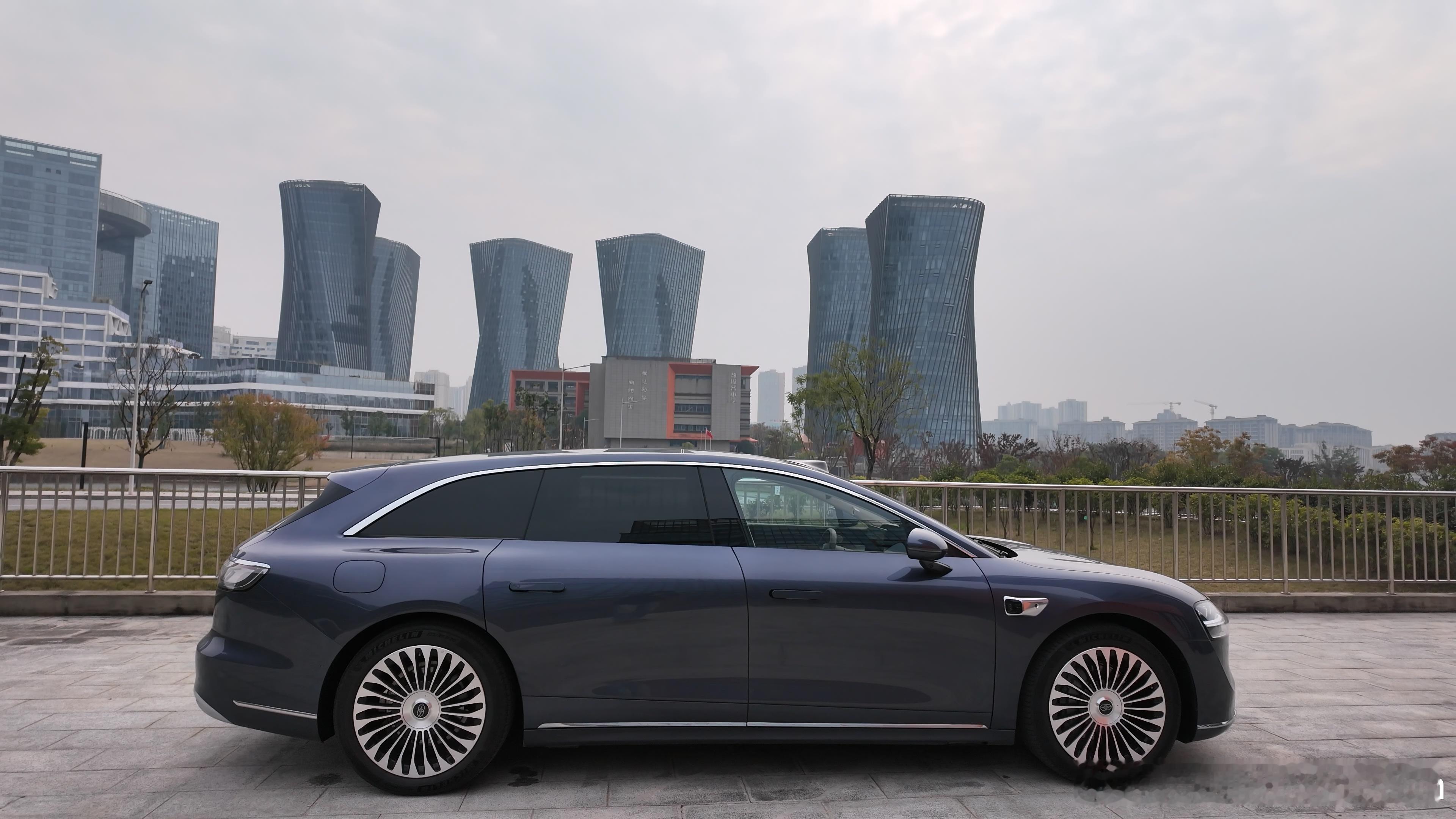 这两天开享界S9T，这车回头率是真高，确实算是打出名声的国产第一旅行车。我停在路