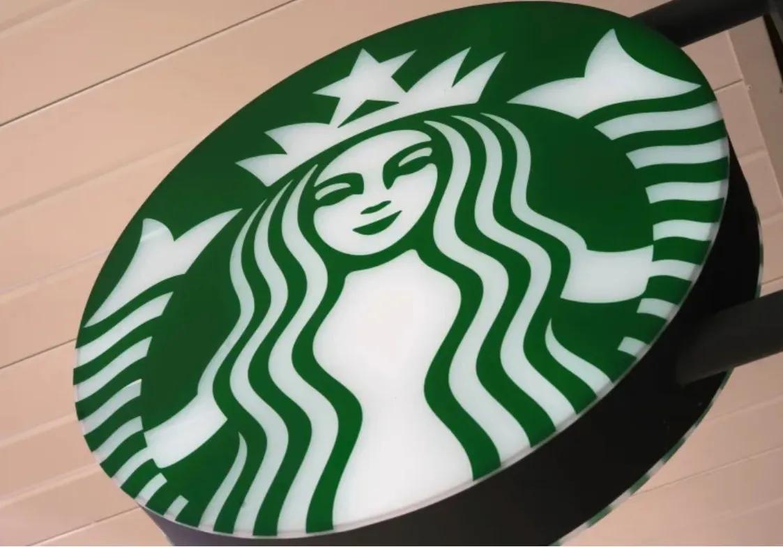 星巴克最不想看到的事还是来了。11月13号，美国25座城市的店员把围裙一扔，集体