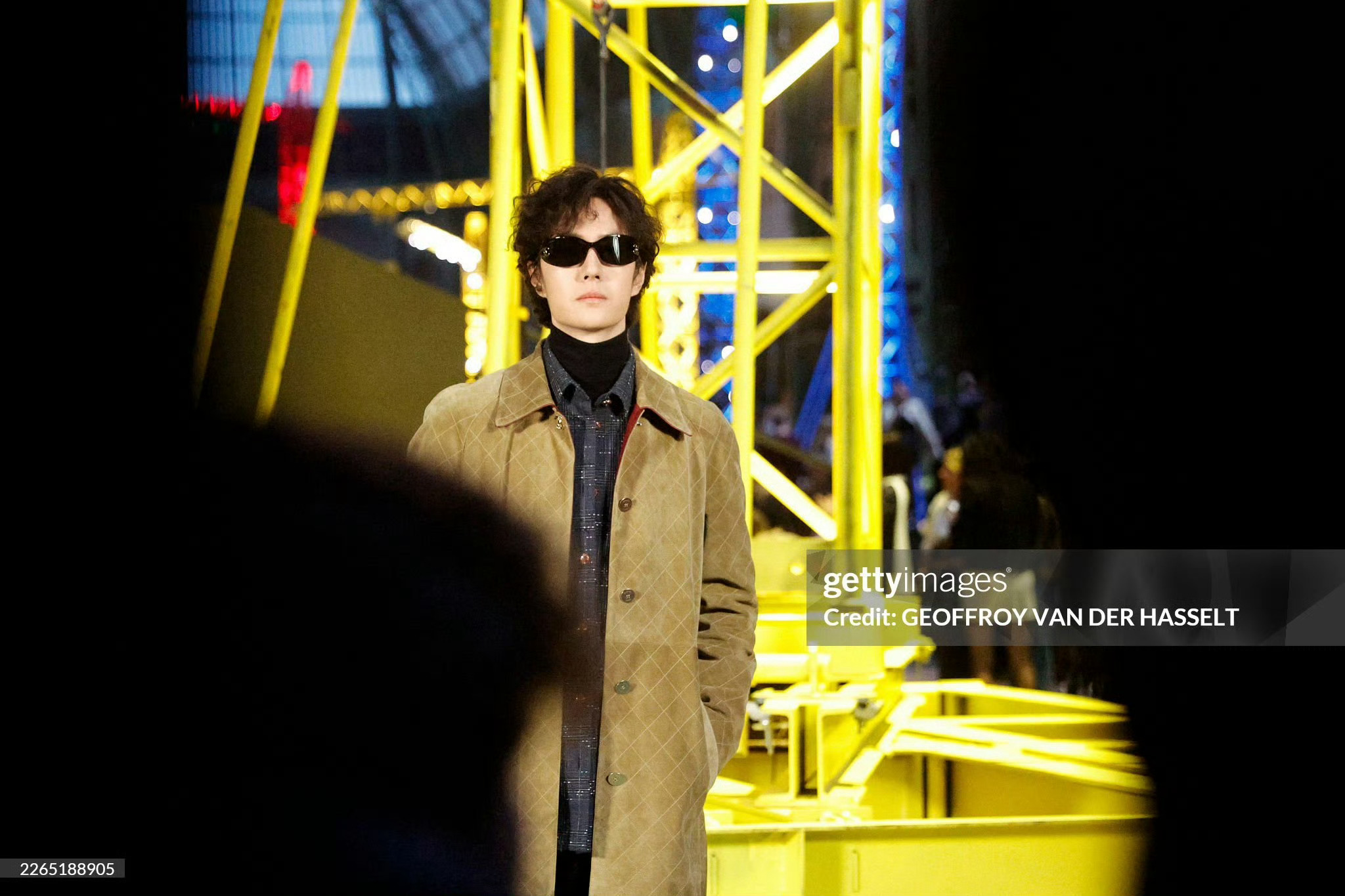 王一博｜香奈儿大秀 G社生图发布～📸时装周巴黎时装周王一博米色麂皮大衣