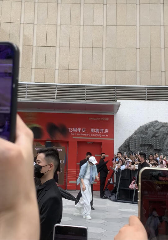你们猜这是谁？？？ 防晒做挺好哈！ ！！