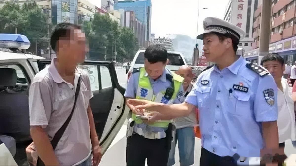 上海普陀交警执勤时，拦下了从河南长途驱车来沪卖瓜、误闯外地货车禁令的瓜农，依法依