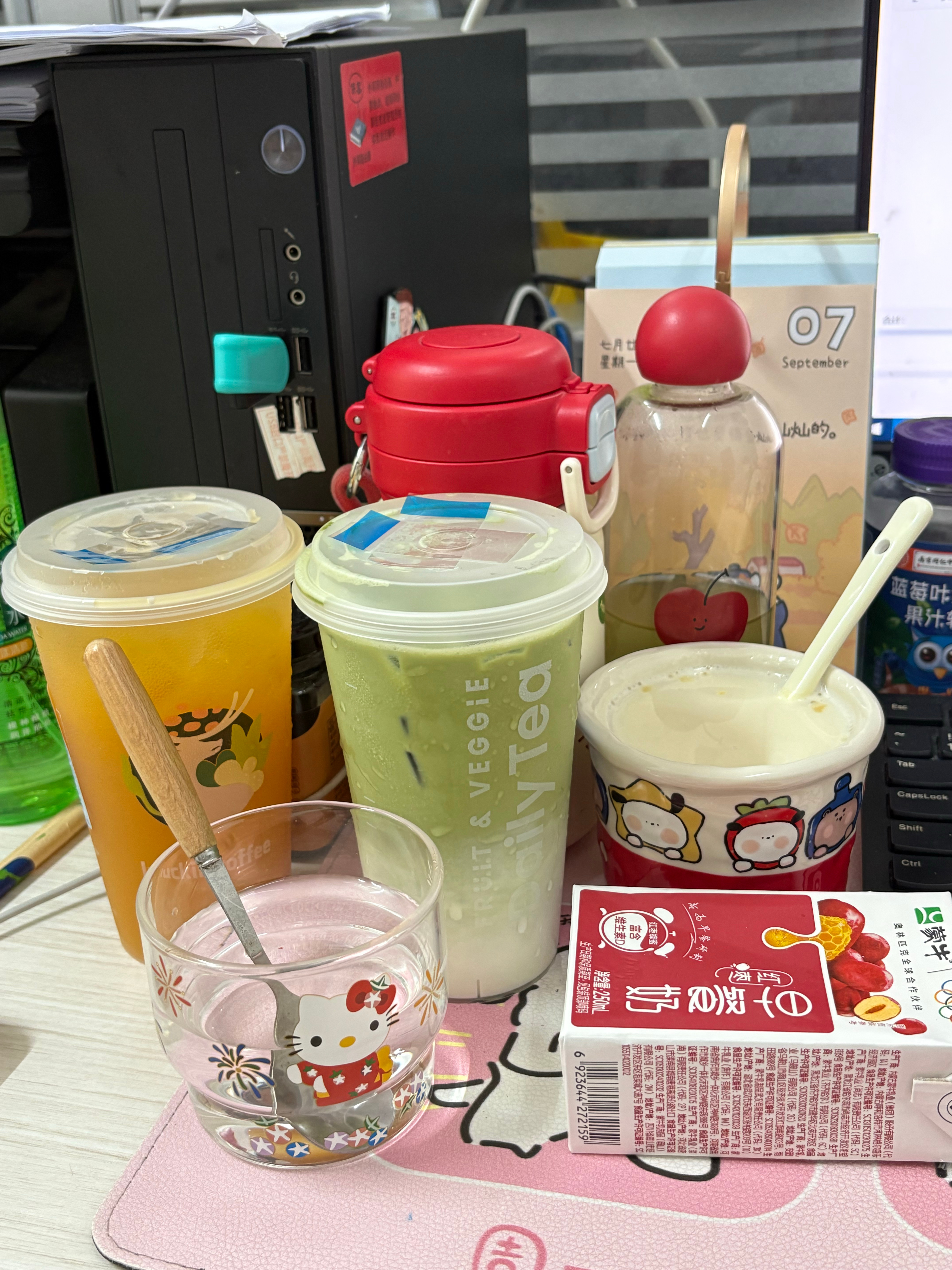 佳佳给我买瑞 刚好是520号诶！冰箱贴/徽章卖完了 为什么都没有给我yoyo酱的