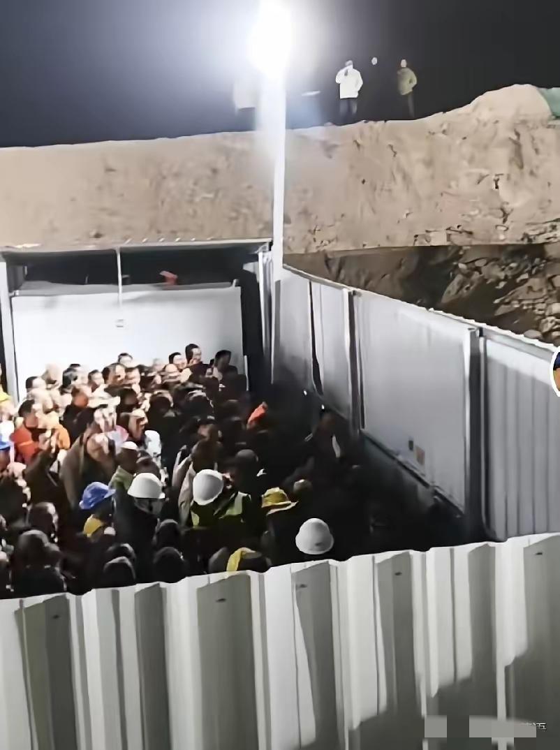 年度第一件犯众怒的事情来了，
某建筑公司为了不让建筑工人出去吃饭，竟然直接一个大