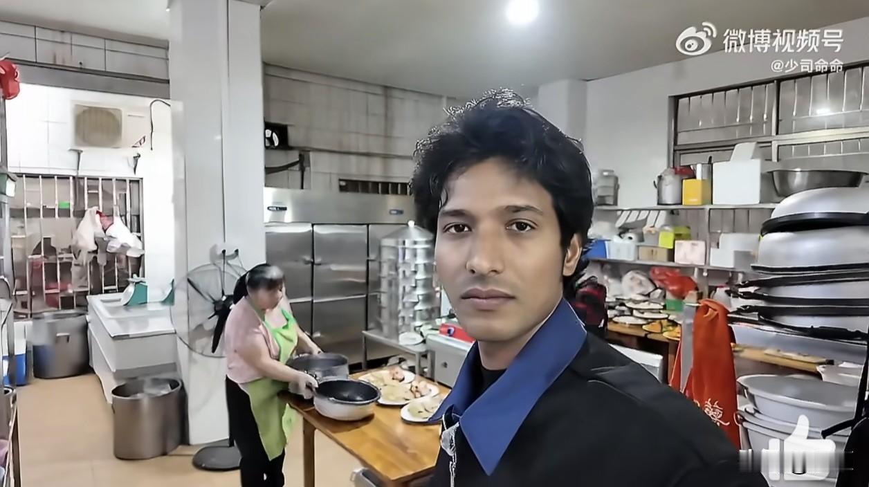 印度原住民达罗毗荼男子分享娶中国老婆给小孩过百日宴向印度老乡介绍中国美食。这事放