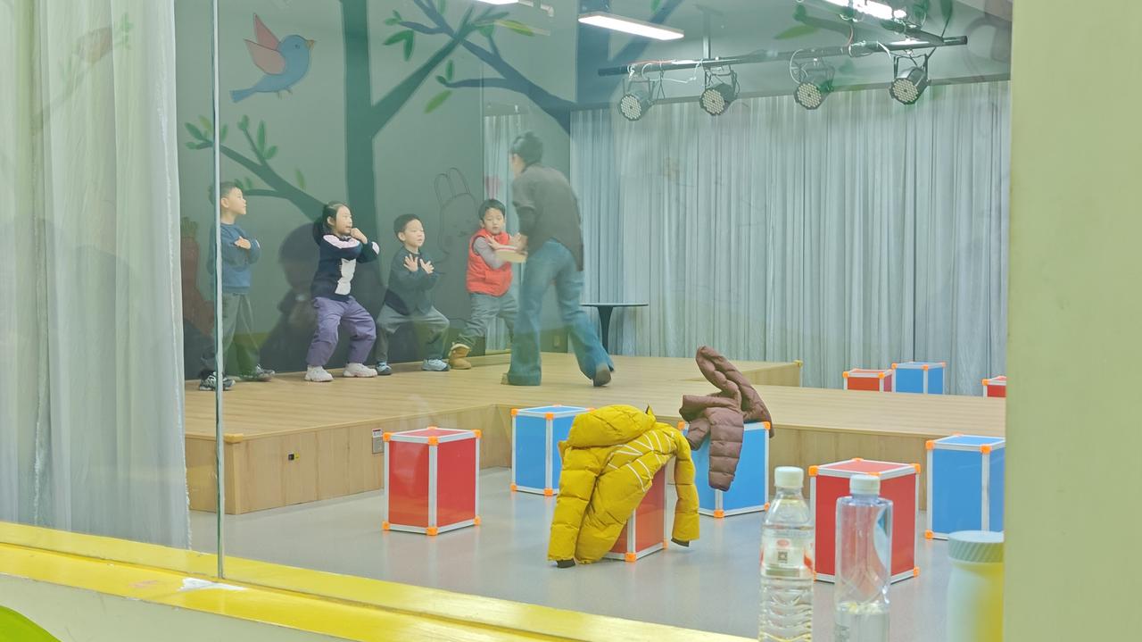 陪娃上口才课，我比娃先破防😂
 
谁懂啊！报口才课是想让娃摆脱“社恐”，结果上