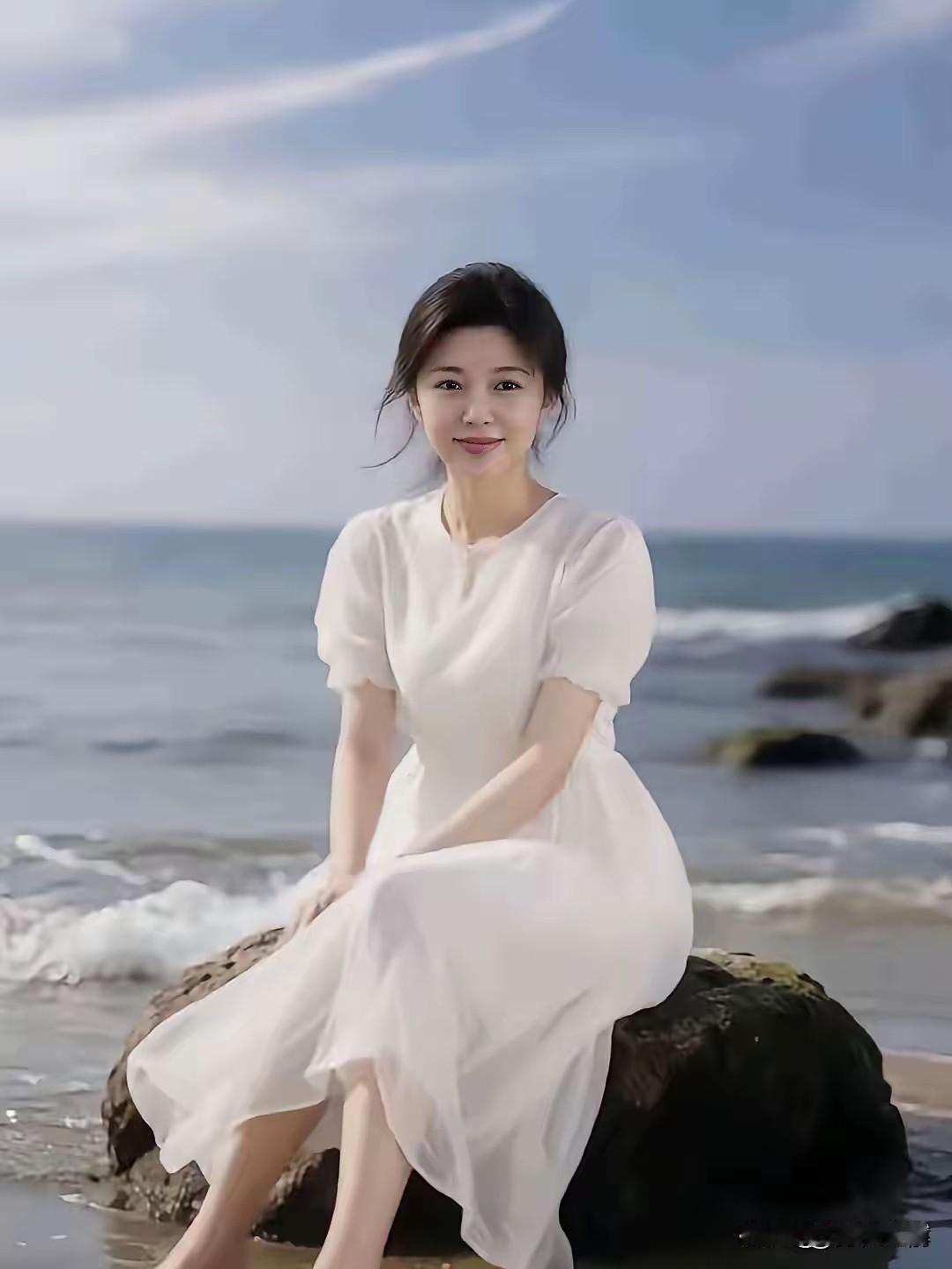 海边姑娘穿着白裙，好温柔啊！