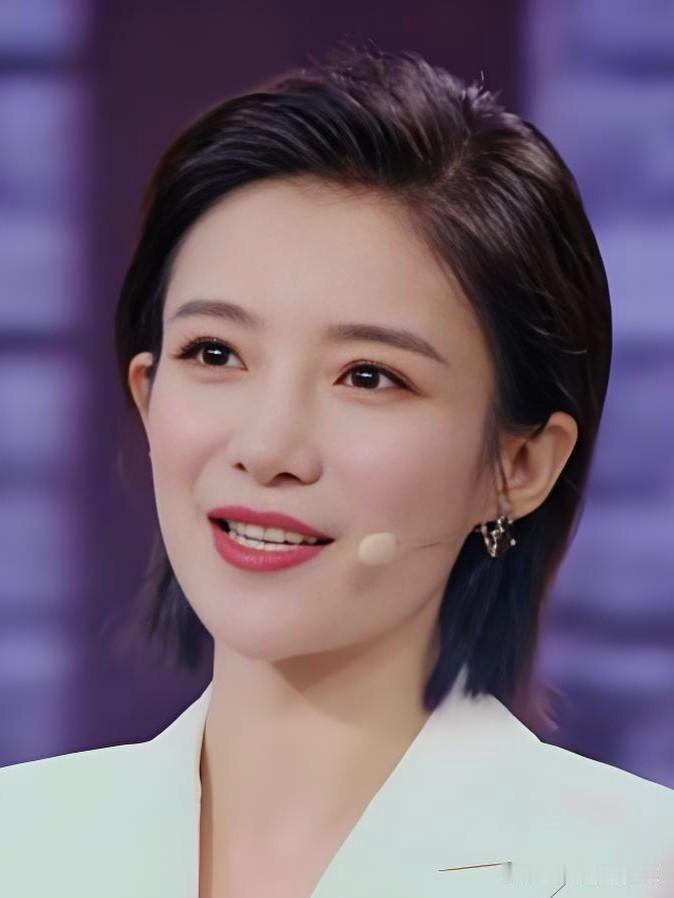 温婉知性，从容坚定。蔡紫以热爱深耕文化，用声音传递温度。不随波逐流，她在广阔天地
