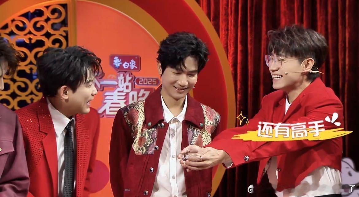 苏醒：这环节是惩罚游戏吧？喝到灵魂出窍的样子演我本人！ 