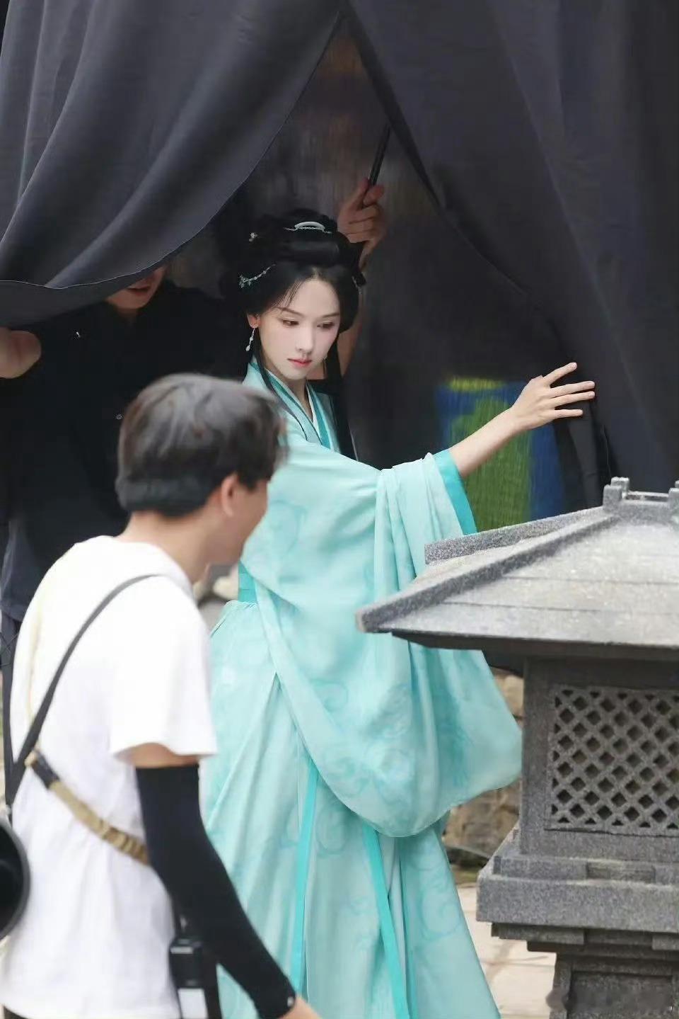 《翘楚》陈都灵 周翊然路透造型 ​​​
