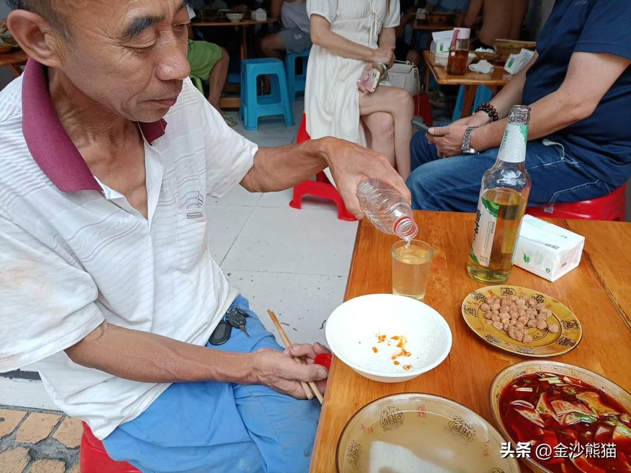 九道堰牛杂馆，老板厚道。
幸福的中国人，幸福的中国本地人。成都郫都区团结镇九道堰