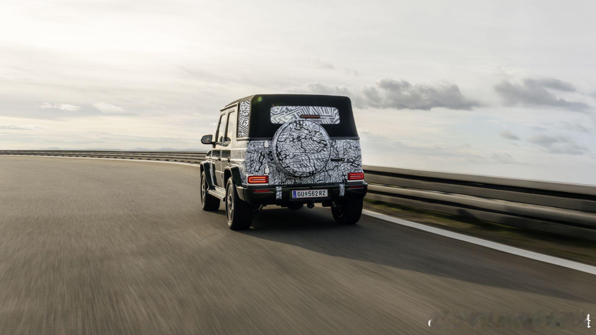 梅赛德斯奔驰官方公布了新款G级敞篷版G-Class Cabriolet的原型车，